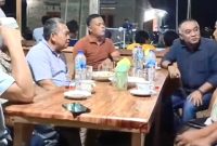 Harun Mustafa Nasution menyapa warga dengan santai di salah satu Warkop di Kelurahan Kota Siantar, Kecamatan Panyabungan, Rabu (25/9/2024). [Foto: istimewa].