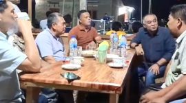 Harun Mustafa Nasution menyapa warga dengan santai di salah satu Warkop di Kelurahan Kota Siantar, Kecamatan Panyabungan, Rabu (25/9/2024). [Foto: istimewa].