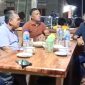 Harun Mustafa Nasution menyapa warga dengan santai di salah satu Warkop di Kelurahan Kota Siantar, Kecamatan Panyabungan, Rabu (25/9/2024). [Foto: istimewa].