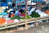 Ibu penjual sayur mayur di Pasar Baru Panyabungan tertidur karena sepi pembeli, momen ini diabadikan awak media saat keliling cek lokasi. [Ist]
