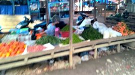 Ibu penjual sayur mayur di Pasar Baru Panyabungan tertidur karena sepi pembeli, momen ini diabadikan awak media saat keliling cek lokasi. [Ist]