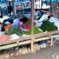 Ibu penjual sayur mayur di Pasar Baru Panyabungan tertidur karena sepi pembeli, momen ini diabadikan awak media saat keliling cek lokasi. [Ist]