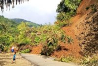 Kondisi tanah longsor di antara Desa Hutatua dan Hutabangun di Kec. Panyabungan Timur, Senin (7/10/2024) sore. [Foto: Mulyadi Jambak].