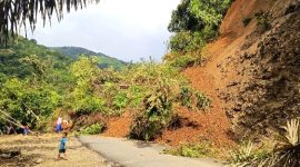Kondisi tanah longsor di antara Desa Hutatua dan Hutabangun di Kec. Panyabungan Timur, Senin (7/10/2024) sore. [Foto: Mulyadi Jambak].