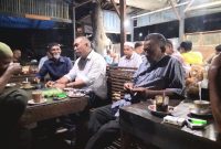 Cabup Madina nomor urut 1, Harun Mustafa Nasution mampir di sebuah warung kopi di Lintas Barat Panyabungan untuk berdialog dengan warga, Jum'at (18/10/2024). [Foto: Joki Nasution].