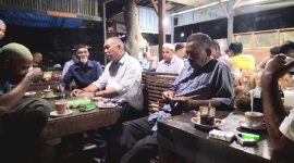 Cabup Madina nomor urut 1, Harun Mustafa Nasution mampir di sebuah warung kopi di Lintas Barat Panyabungan untuk berdialog dengan warga, Jum'at (18/10/2024). [Foto: Joki Nasution].