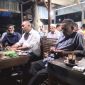 Cabup Madina nomor urut 1, Harun Mustafa Nasution mampir di sebuah warung kopi di Lintas Barat Panyabungan untuk berdialog dengan warga, Jum'at (18/10/2024). [Foto: Joki Nasution].