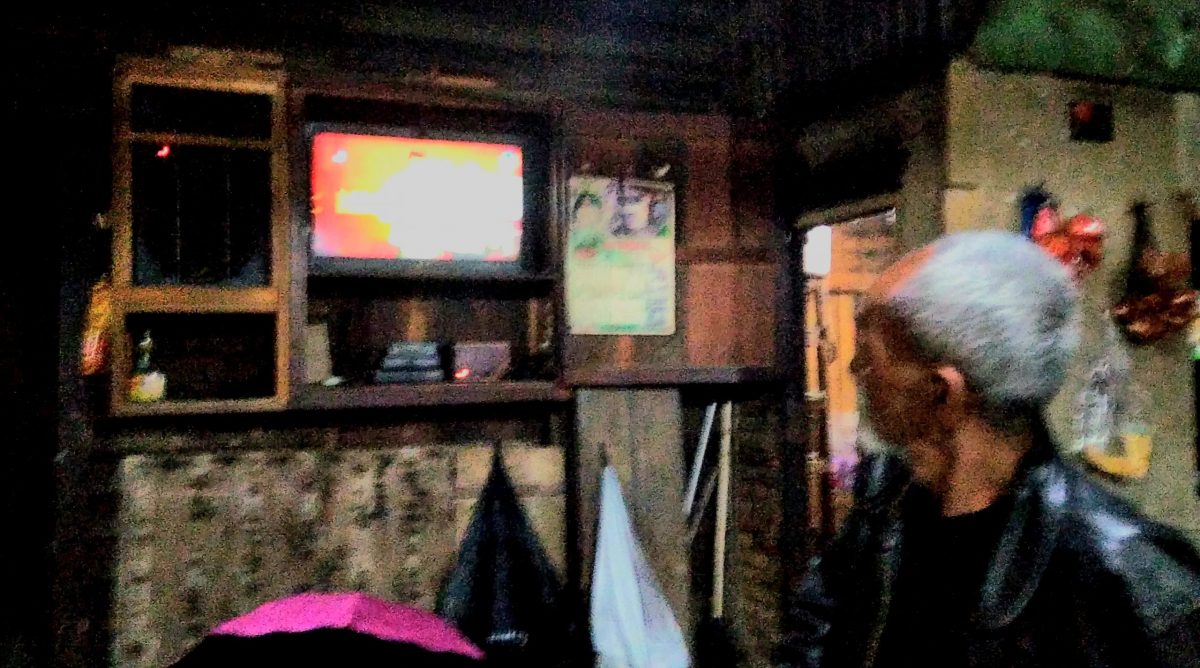 Uli, Warga Jalan Abri Panyabungan sedang menyimak Debat Publik di Warung Kopi, Lintas Barat. [Foto: Joki Nasution].