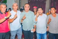 Calon Bupati Mandailing Natal H. Harun Mustafa Nasution didampingi tokoh masyarakat Batahan, Edi Adwar (kiri) saat berkunjung ke pantai barat, Kamis (21/11/2024). [Ist]