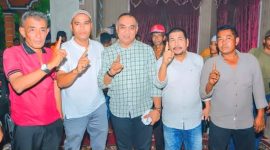 Calon Bupati Mandailing Natal H. Harun Mustafa Nasution didampingi tokoh masyarakat Batahan, Edi Adwar (kiri) saat berkunjung ke pantai barat, Kamis (21/11/2024). [Ist]