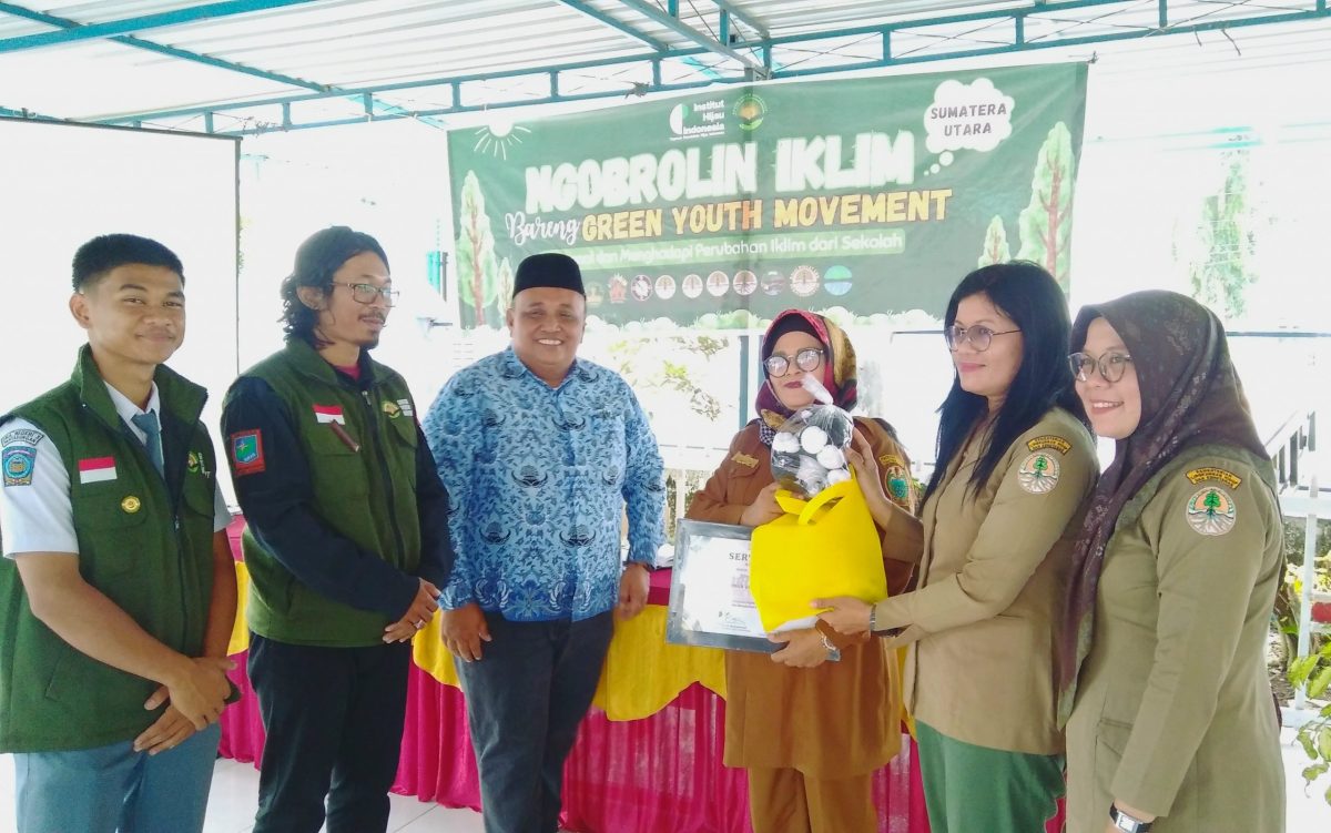 Pemberian apresiasi kepada pihak SMA Negeri 3 Panyabungan oleh Koordinator Daerah Green Youth Movement Sumatera Utara, Selasa (17/12/2024). [Foto: Joki Nasution]