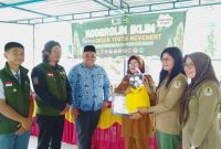 Pemberian apresiasi kepada pihak SMA Negeri 3 Panyabungan oleh Koordinator Daerah Green Youth Movement Sumatera Utara, Selasa (17/12/2024). [Foto: Joki Nasution]