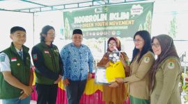 Pemberian apresiasi kepada pihak SMA Negeri 3 Panyabungan oleh Koordinator Daerah Green Youth Movement Sumatera Utara, Selasa (17/12/2024). [Foto: Joki Nasution]