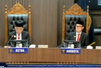 Anggota DKPP, I Dewa Kade Wiarsa Raka Sandi, dalam sidang DKPP, Senin (3/2) yang disiarkan di You Tube @DKPP RI. [foto: tangkapan layar]