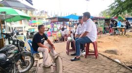 Bincang-bincang bersama Kabag Kesra Pemkab Mandailing Natal, Bahruddin Juliadi, S.Sos (kemeja putih/lengan pendek) dipersiapan kegiatan MTQ XXIV tingkat Kabupaten di Mesjid Agung Nur Ala Nur Panyabungan, Rabu (19/2/2025). [Foto: Joki Nasution]
