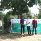Kabag Kesra Pemkab Madina, Bahruddin Juliadi menerima penyerahan hewan kurban dari CSR perusahaan Artha Graha, Rabu (4/06/2025). [Foto: Joki Nasution].