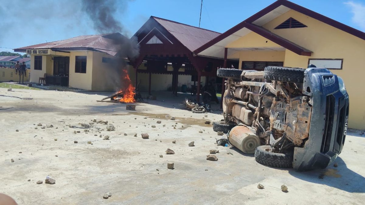 Markas Polsek Muara Batang Gadis dibakar dan Mobil Dinas terbalik, Sabtu (20/12/2025) [foto: istimewa]
