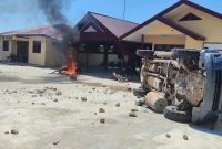 Markas Polsek Muara Batang Gadis dibakar dan Mobil Dinas terbalik, Sabtu (20/12/2025) [foto: istimewa]