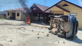 Markas Polsek Muara Batang Gadis dibakar dan Mobil Dinas terbalik, Sabtu (20/12/2025) [foto: istimewa]