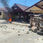 Markas Polsek Muara Batang Gadis dibakar dan Mobil Dinas terbalik, Sabtu (20/12/2025) [foto: istimewa]