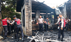 Pasca Kebakaran, Polres Labuhanbatu Bantu Bersihkan Puing Puing