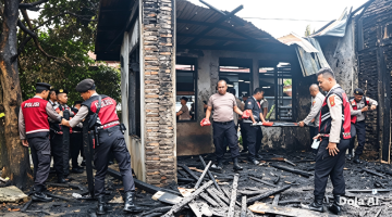 Pasca Kebakaran, Polres Labuhanbatu Bantu Bersihkan Puing Puing