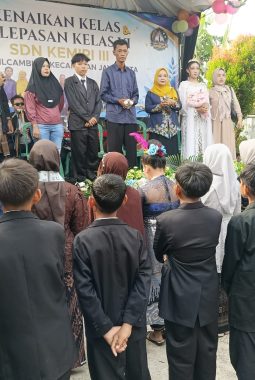 Pelepasan Siswa Kelas VI SDN Kemiri III Jayakerta Berlangsung Haru dan Meriah