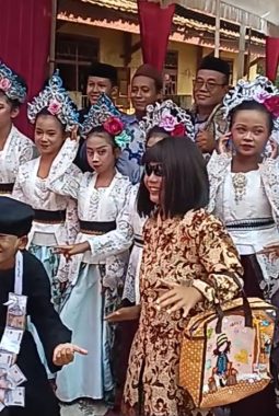 Upacara Ki Lengser dan Kreasi Siswa Meriahkan Kenaikan Kelas dan Pelepasan Kelas VI SDN Kiara 2