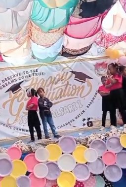 SDN Tegalsari 1 Cilamaya Wetan Gelar Kenaikan Kelas dan Perpisahan Siswa dengan Tenda Dari Bambu dan Panggung dari Meja Belajar
