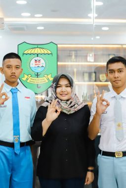 Wabup Atika Motivasi Dua Paskibraka Sumut Asal Madina
