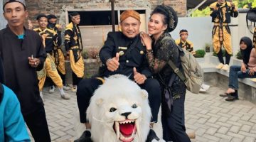 Hj. Tati Alias Jiteung Hadiri Pawai Hajat Bumi Desa Jayamukti, Dorong Pelajar Kenal dan Cintai Budaya Leluhur