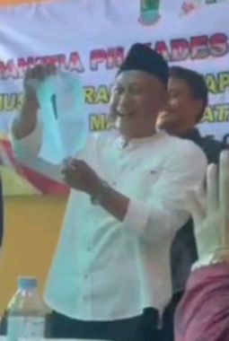 Ratusan Pendukung Sambut Engkus Kusnadi, S.SiT Usai Raih Nomor Urut 1 Pilkades Cariu Mulya