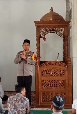 Kapolres Pakpak Bharat AKBP M. Agustiawan Sholat Jum’at di Masjid Nurul Islam Salak, Ajak Warga Jaga Kamtibmas dan Perangi Narkoba