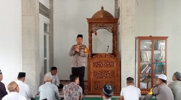 Kapolres Pakpak Bharat AKBP M. Agustiawan Sholat Jum’at di Masjid Nurul Islam Salak, Ajak Warga Jaga Kamtibmas dan Perangi Narkoba