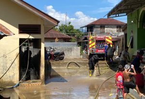 Damkar Madina bersihkan material lumpur lauapan banjir, Jum'at (30/10/2026).