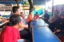Kasat Binmas AKP Ahmad Bani S, SH.,MH berdialog dengan masyarakat di Warkop Lintas Barat Panyabungan. (20/10/2026).