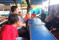 Kasat Binmas AKP Ahmad Bani S, SH.,MH berdialog dengan masyarakat di Warkop Lintas Barat Panyabungan. (20/10/2026).
