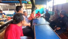 Kasat Binmas AKP Ahmad Bani S, SH.,MH berdialog dengan masyarakat di Warkop Lintas Barat Panyabungan. (20/10/2026).