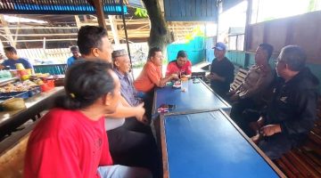 Kasat Binmas AKP Ahmad Bani S, SH.,MH berdialog dengan masyarakat di Warkop Lintas Barat Panyabungan. (20/10/2026).
