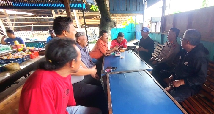 Kasat Binmas AKP Ahmad Bani S, SH.,MH berdialog dengan masyarakat di Warkop Lintas Barat Panyabungan. (20/10/2026).