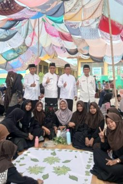 Lestarikan Budaya dan Peduli Lingkungan, MTsN 1 Karawang Gelar Membatik Ecoprint Massal